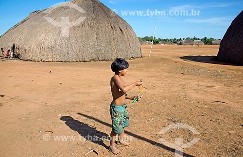 Menino indígena brincando com estilingue na aldeia Aiha da tribo Kalapalo - ACRÉSCIMO DE 100% SOBRE O VALOR DE TABELA  - Querência - Mato Grosso (MT) - Brasil