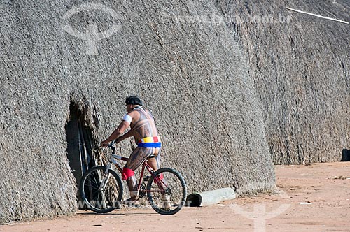  Índio andando de bicicleta na aldeia Aiha da tribo Kalapalo - ACRÉSCIMO DE 100% SOBRE O VALOR DE TABELA  - Querência - Mato Grosso (MT) - Brasil