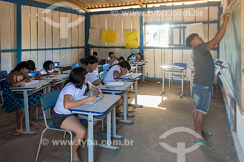  Interior de sala de aula do ensino secundário na aldeia Aiha da tribo Kalapalo com professor indígena - ACRÉSCIMO DE 100% SOBRE O VALOR DE TABELA  - Querência - Mato Grosso (MT) - Brasil