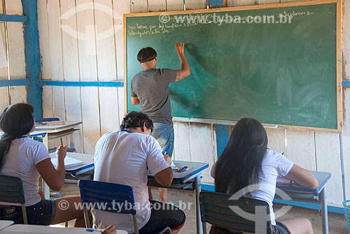  Interior de sala de aula do ensino secundário na aldeia Aiha da tribo Kalapalo com professor indígena - ACRÉSCIMO DE 100% SOBRE O VALOR DE TABELA  - Querência - Mato Grosso (MT) - Brasil