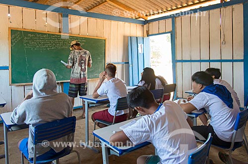  Interior de sala de aula do ensino secundário na aldeia Aiha da tribo Kalapalo com professor não indígena - ACRÉSCIMO DE 100% SOBRE O VALOR DE TABELA  - Querência - Mato Grosso (MT) - Brasil