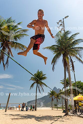  Praticante de slackline na orla da Praia de Ipanema com o Morro Dois Irmãos ao fundo  - Rio de Janeiro - Rio de Janeiro (RJ) - Brasil