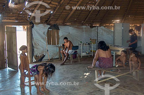  Índios no interior de posto de saúde na aldeia Aiha da tribo Kalapalo - ACRÉSCIMO DE 100% SOBRE O VALOR DE TABELA  - Querência - Mato Grosso (MT) - Brasil