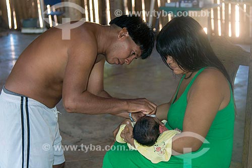  Recém nascido recebendo cuidados médicos no posto de saúde na aldeia Aiha da tribo Kalapalo - ACRÉSCIMO DE 100% SOBRE O VALOR DE TABELA  - Querência - Mato Grosso (MT) - Brasil