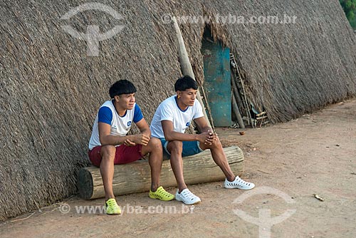  Adolescentes com uniforme escolar na porta da oca na aldeia Aiha da tribo Kalapalo - ACRÉSCIMO DE 100% SOBRE O VALOR DE TABELA  - Querência - Mato Grosso (MT) - Brasil