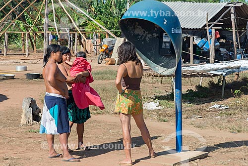  Mulheres indígenas em telefone público na aldeia Aiha da tribo Kalapalo - ACRÉSCIMO DE 100% SOBRE O VALOR DE TABELA  - Querência - Mato Grosso (MT) - Brasil