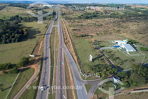  Foto feita com drone da Rodovia BR-060 com o  Centro Regional de Ciências Nucleares do Centro-Oeste (CRCN-CO) da Comissão Nacional de Energia Nuclear (CNEN) à direita  - Abadia de Goiás - Goiás (GO) - Brasil