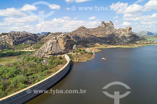 Foto feita com drone do Açude do Cedro com a Pedra da Galinha Choca ao fundo  - Quixadá - Ceará (CE) - Brasil
