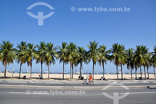  Ciclista em ciclovia na orla da Praia de Copacabana - Posto 3  - Rio de Janeiro - Rio de Janeiro (RJ) - Brasil