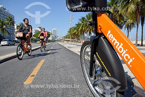  Detalhe de ciclistas em ciclovia na orla da Praia de Copacabana - Posto 3  - Rio de Janeiro - Rio de Janeiro (RJ) - Brasil