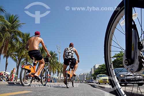  Detalhe de ciclistas em ciclovia na orla da Praia de Copacabana - Posto 5  - Rio de Janeiro - Rio de Janeiro (RJ) - Brasil