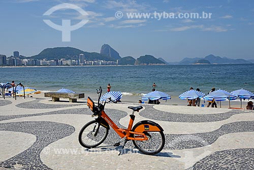  Bicicleta pública - para aluguel - no calçadão da Praia de Copacabana - Posto 6 - com o Pão de Açúcar ao fundo  - Rio de Janeiro - Rio de Janeiro (RJ) - Brasil