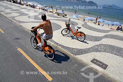  Ciclista com bicicleta pública - para aluguel - na ciclovia da Praia de Copacabana - Posto 6  - Rio de Janeiro - Rio de Janeiro (RJ) - Brasil