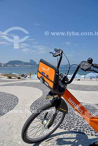  Detalhe de bicicleta pública - para aluguel - no calçadão da Praia de Copacabana - Posto 6 - com o Pão de Açúcar ao fundo  - Rio de Janeiro - Rio de Janeiro (RJ) - Brasil