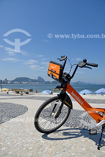  Detalhe de bicicleta pública - para aluguel - no calçadão da Praia de Copacabana - Posto 6 - com o Pão de Açúcar ao fundo  - Rio de Janeiro - Rio de Janeiro (RJ) - Brasil