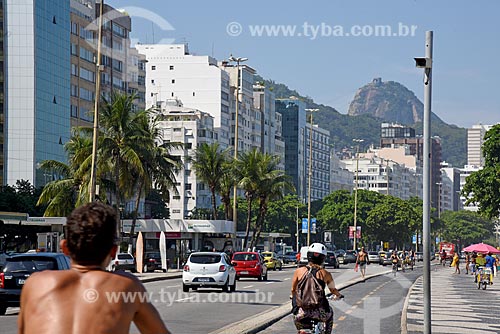  Radar para fiscalização eletrônica de velocidade na Avenida Atlântica próximo à ciclovia com o Pão de Açúcar ao fundo  - Rio de Janeiro - Rio de Janeiro (RJ) - Brasil