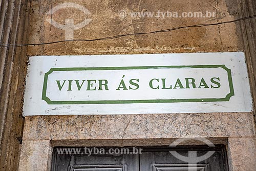  Detalhe de placa acima de porta da Igreja Positivista do Brasil (1897) - também conhecido como Templo da Humanidade - que diz: Viver às claras (moral positivista)  - Rio de Janeiro - Rio de Janeiro (RJ) - Brasil