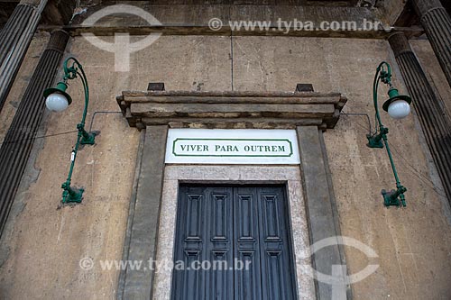  Detalhe de placa acima de porta da Igreja Positivista do Brasil (1897) - também conhecido como Templo da Humanidade - que diz: Viver para outrem (moral positivista)  - Rio de Janeiro - Rio de Janeiro (RJ) - Brasil