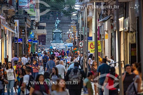  Pedestres na Rua do Ouvidor com a estátua em homenagem à José Bonifácio (1872) no Largo de São Francisco de Paula ao fundo  - Rio de Janeiro - Rio de Janeiro (RJ) - Brasil