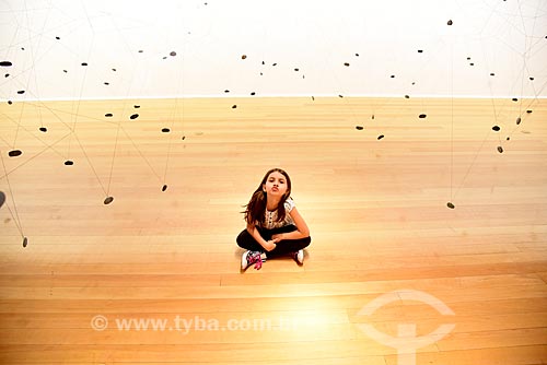  Menina interagindo com exposição Construções Sensíveis: a experiência geométrica latino-americana na coleção Ella Fontanals - Cisneros - no Centro Cultural Banco do Brasil  - Rio de Janeiro - Rio de Janeiro (RJ) - Brasil