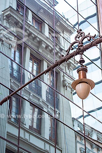  Detalhe de luminária na Rua do Ouvidor com reflexo de prédio em arquitetura neoclássica na fachada de prédio espelhado  - Rio de Janeiro - Rio de Janeiro (RJ) - Brasil