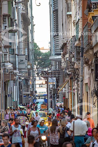  Táxi em meio a pedestres na Rua do Ouvidor próximo à Rua Gonçalves Dias  - Rio de Janeiro - Rio de Janeiro (RJ) - Brasil