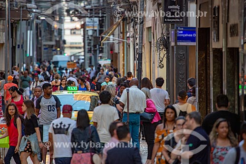  Táxi em meio a pedestres na Rua do Ouvidor próximo à Rua Gonçalves Dias  - Rio de Janeiro - Rio de Janeiro (RJ) - Brasil