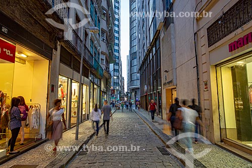  Lojas na Rua do Ouvidor durante o anoitecer  - Rio de Janeiro - Rio de Janeiro (RJ) - Brasil