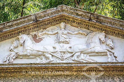  Detalhe de esculturas no frontão do pórtico da antiga da Academia Imperial de Belas Artes no Jardim Botânico do Rio de Janeiro  - Rio de Janeiro - Rio de Janeiro (RJ) - Brasil