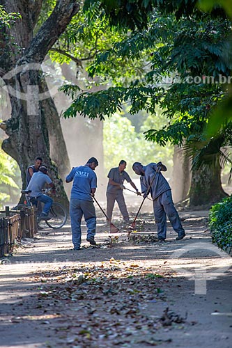  Funcionários do Jardim Botânico do Rio de Janeiro varrendo às folhas secas  - Rio de Janeiro - Rio de Janeiro (RJ) - Brasil