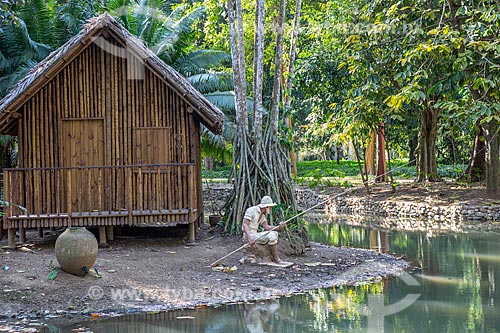  Cabana e estátua representando um caboclo pescando na área que homenageia a Região Amazônica no Jardim Botânico do Rio de Janeiro  - Rio de Janeiro - Rio de Janeiro (RJ) - Brasil