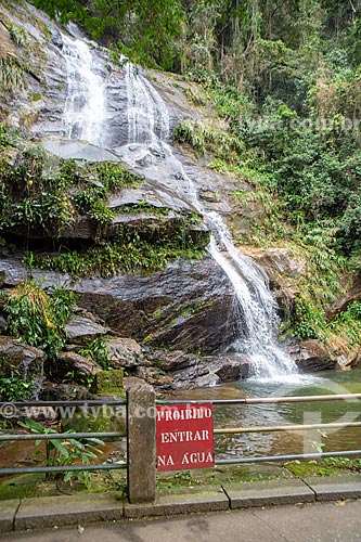  Vista da Cascatinha Taunay no Parque Nacional da Tijuca com placa que diz: proibido entrar na água  - Rio de Janeiro - Rio de Janeiro (RJ) - Brasil