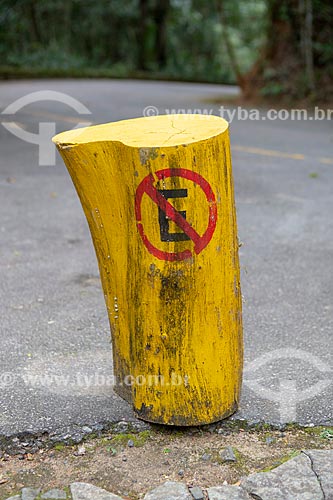  Detalhe de tronco pintado com sinalização de trânsito indicando proibido estacionar próximo à Capela Mayrink  - Rio de Janeiro - Rio de Janeiro (RJ) - Brasil