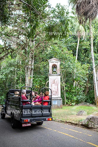  Turistas durante o passeio Jeep Tour Floresta da Tijuca próximo ao campanário da Capela Mayrink  - Rio de Janeiro - Rio de Janeiro (RJ) - Brasil