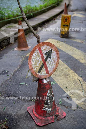  Detalhe de cone de trânsito com sinalização de trânsito indicando proibido seguir à direita próximo ao Açude da Solidão  - Rio de Janeiro - Rio de Janeiro (RJ) - Brasil