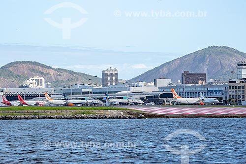  Vista da pista do Aeroporto Santos Dumont a partir da Baía de Guanabara  - Rio de Janeiro - Rio de Janeiro (RJ) - Brasil