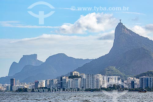  Vista da orla do bairro do Flamengo a partir da Baía de Guanabara com a Pedra da Gávea - à esquerda - e o Cristo Redentor - à direita  - Rio de Janeiro - Rio de Janeiro (RJ) - Brasil
