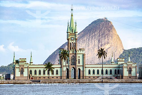  Vista do castelo da Ilha Fiscal (1889) a partir da Baía de Guanabara com o Pão de Açúcar ao fundo  - Rio de Janeiro - Rio de Janeiro (RJ) - Brasil