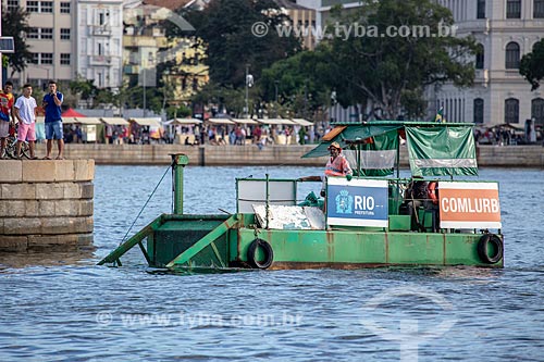  Vista do coboat - barco com equipamentos que coletam os resíduos sólidos flutuantes na água - na Baía de Guanabara  - Rio de Janeiro - Rio de Janeiro (RJ) - Brasil