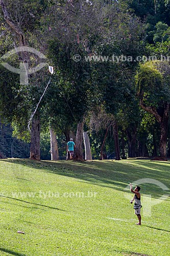  Homem soltando pipa no Parque da Quinta da Boa Vista  - Rio de Janeiro - Rio de Janeiro (RJ) - Brasil