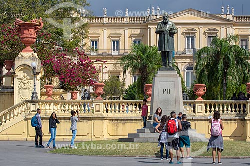  Público próximo à estátua de Dom Pedro II (1925) com o Museu Nacional - antigo Paço de São Cristóvão - ao fundo  - Rio de Janeiro - Rio de Janeiro (RJ) - Brasil
