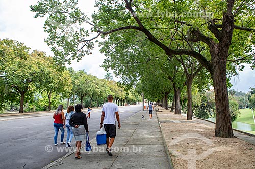 Pessoas andando em alameda do Parque da Quinta da Boa Vista  - Rio de Janeiro - Rio de Janeiro (RJ) - Brasil