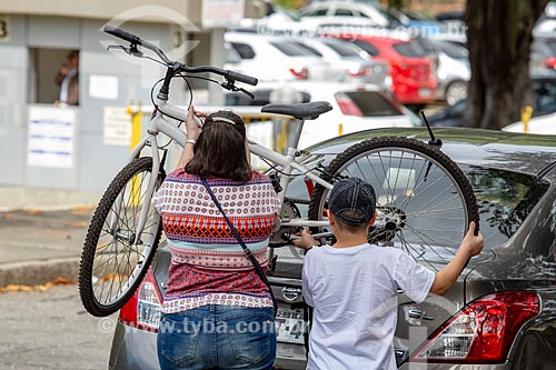  Mãe e filho retirando bicicleta do carro no Parque da Quinta da Boa Vista  - Rio de Janeiro - Rio de Janeiro (RJ) - Brasil