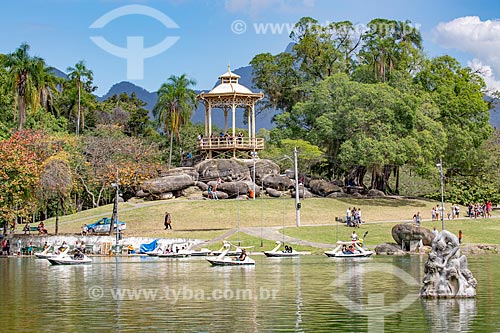  Vista do lago e escultura Canto das Sereias - à direita - no Parque da Quinta da Boa Vista com o coreto - também conhecido como Pagode Chinês - ao fundo  - Rio de Janeiro - Rio de Janeiro (RJ) - Brasil