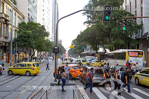  Pedestres atravessando a Avenida Rio Branco  - Rio de Janeiro - Rio de Janeiro (RJ) - Brasil