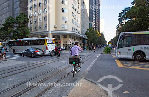  Homem andando de bicicleta e falando ao celular na esquina da Avenida Rio Branco com a Avenida Nilo Peçanha  - Rio de Janeiro - Rio de Janeiro (RJ) - Brasil