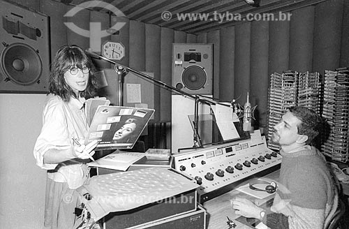  Cantora Rita Lee nos estúdios da Rádio Jornal do Brasil segurando disco de Caterina Valente (1957) - década de 80  - Rio de Janeiro - Rio de Janeiro (RJ) - Brasil