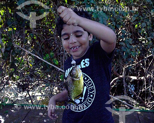 Detalhe de menino durante pesca de piranha no corixo São Domingos - afluente do Rio Miranda  - Miranda - Mato Grosso do Sul (MS) - Brasil