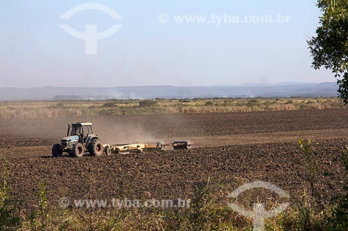  Trator arando o solo para plantação de arroz na Fazenda San Domingos  - Miranda - Mato Grosso do Sul (MS) - Brasil