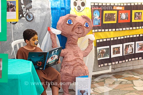  Menino lendo durante a feira cultural do Colégio Nossa Senhora da Ressurreição  - Rio de Janeiro - Rio de Janeiro (RJ) - Brasil